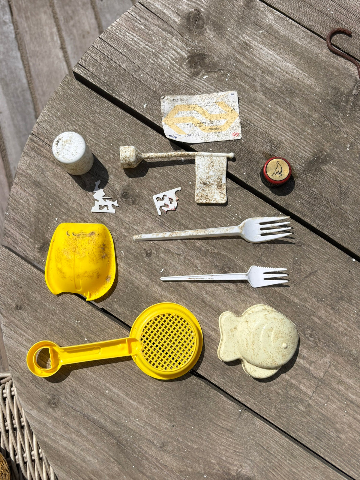 Plastic (doppen) vind je het vaakst